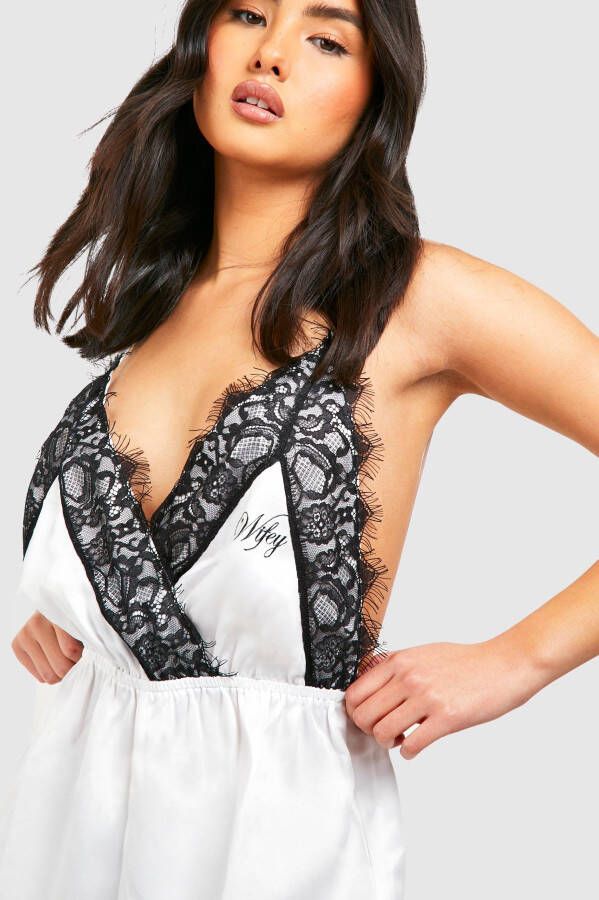 boohoo Geborduurde Kanten Wifey Teddy Met Bandjes, White